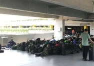 Suasana di area bandara yang dipenuhi jemaah umrah yang mengalami penundaan penerbangan.
