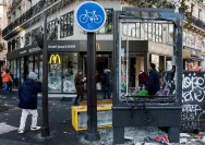 Suasana kota Paris yang terdampak gelombang kerusuhan dan berdampak pada pembatalan pemesanan hotel wisatawan.