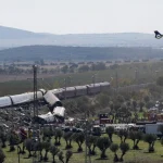 Spanyol Tetapkan Masa Berkabung Tiga Hari Pasca Kecelakaan Kereta Cepat Maut Suasana lokasi kecelakaan kereta cepat di wilayah Castilla-La Mancha, Spanyol.