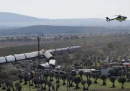 Suasana lokasi kecelakaan kereta cepat di wilayah Castilla-La Mancha, Spanyol.