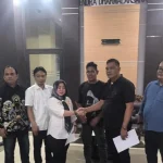 Suasana mediasi antara pihak Kepala Desa dan biduan di kantor kepolisian setempat.