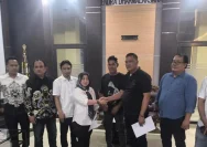 Suasana mediasi antara pihak Kepala Desa dan biduan di kantor kepolisian setempat.