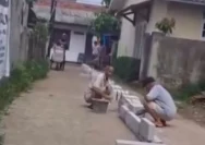 Suasana penutupan jalan akses di perumahan kawasan Depok akibat perselisihan warga.
