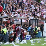 Suasana stadion saat pertandingan Rayo Vallecano dihentikan akibat protes suporter
