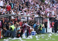Suasana stadion saat pertandingan Rayo Vallecano dihentikan akibat protes suporter
