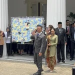 Sugiono meninggalkan Gedung Pancasila Kemlu diiringi para pegawai