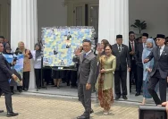 Sugiono meninggalkan Gedung Pancasila Kemlu diiringi para pegawai