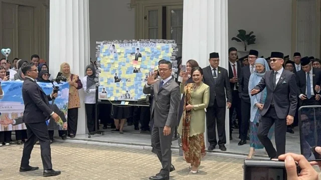 Sugiono Resmi Pamit dari Kementerian Luar Negeri Setelah Serah Terima Jabatan Sugiono meninggalkan Gedung Pancasila Kemlu diiringi para pegawai