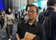 Syarif pencari kerja berusia 47 tahun saat mendatangi bursa kerja di Smesco Jakarta Selatan