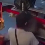 Nasib Kucing Persia Cimi Masih Misterius Usai Dibawa Lari Pedagang Mi Ayam Tangkapan layar CCTV saat pedagang mi ayam mengambil kucing Cimi di Jatisampurna