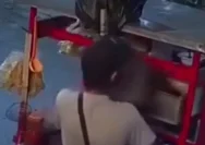 Tangkapan layar CCTV saat pedagang mi ayam mengambil kucing Cimi di Jatisampurna