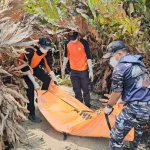 Tim SAR melakukan pencarian korban kapal tenggelam di permukaan air