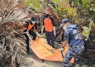 Tim SAR melakukan pencarian korban kapal tenggelam di permukaan air