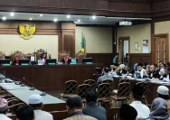 Ustaz Khalid Basalamah memberikan kesaksian dalam persidangan kasus korupsi kuota haji.