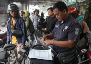Wajib pajak sedang mengurus administrasi kendaraan di kantor Samsat DKI Jakarta