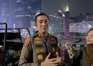 Wakapolda Metro Jaya Irjen Adex Yudiswan saat menemui massa mahasiswa di kawasan Bundaran HI Jakarta