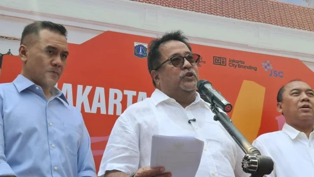 Wakil Gubernur DKI Jakarta Rano Karno memberikan imbauan terkait penanganan sebaran asap karhutla di Balai Kota Jakarta