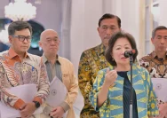 Wakil Ketua Dewan Ekonomi Nasional Marie Elka Pangestu saat memberikan keterangan terkait kesiapsiagaan bencana.