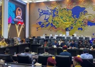 Wakil Ketua Umum Partai Golkar Ahmad Doli Kurnia saat menerima audiensi koalisi masyarakat sipil di Gedung DPR RI Senayan