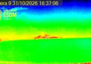 Gunung Anak Krakatau yang sedang mengalami erupsi di perairan Selat Sunda.